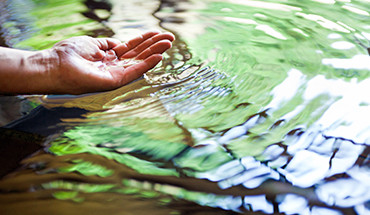 This is a natural hot spring. Please pour hot water on yourself before soaking in the bath.